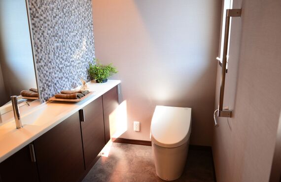 壁紙張替えとトイレ交換を同時に施工 | 大分市の壁紙リフォームならおおいた壁紙ファクトリー